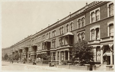 Cartolina raffigurante Sinclair Road a West London da English Photographer